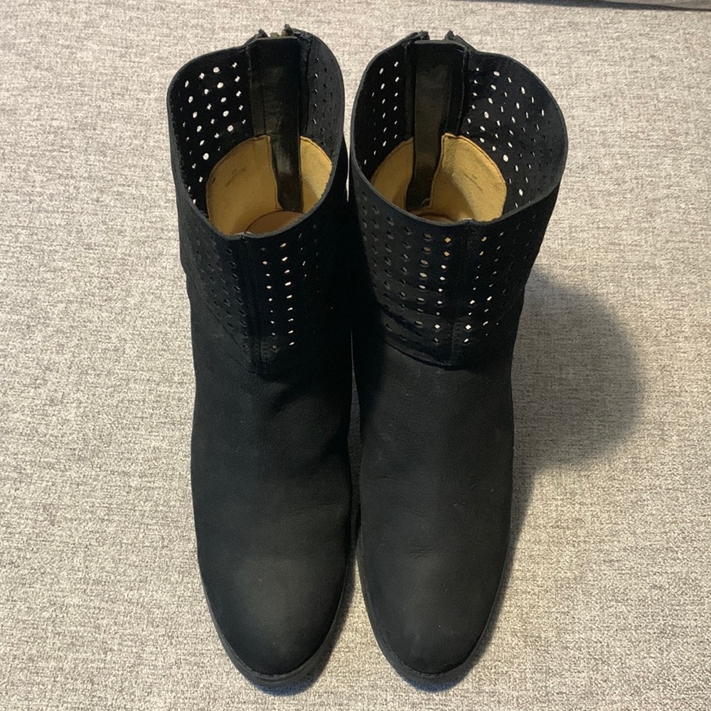 Nine West black leather/nubuck ankle boots w/ eyelet cutout, gold zipper @ back.